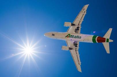 Alitalia continues to organize special flights to repatriate Italian citizens; Airline schedules daily cargo services from China until 4 May