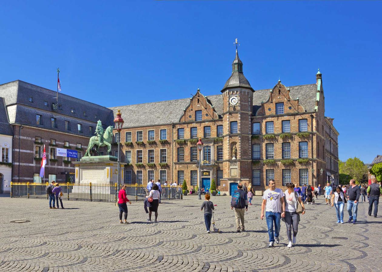 Municipio Storico Rathaus e il monumento equestre Jan-Wellem Reiterdenkmal a Dusseldorf. Foto: Copyright © Sisterscom.com / Shutterstock