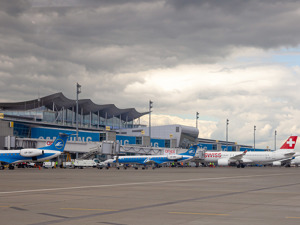 L'aeroporto di Kyiv opera per garantire il funzionamento