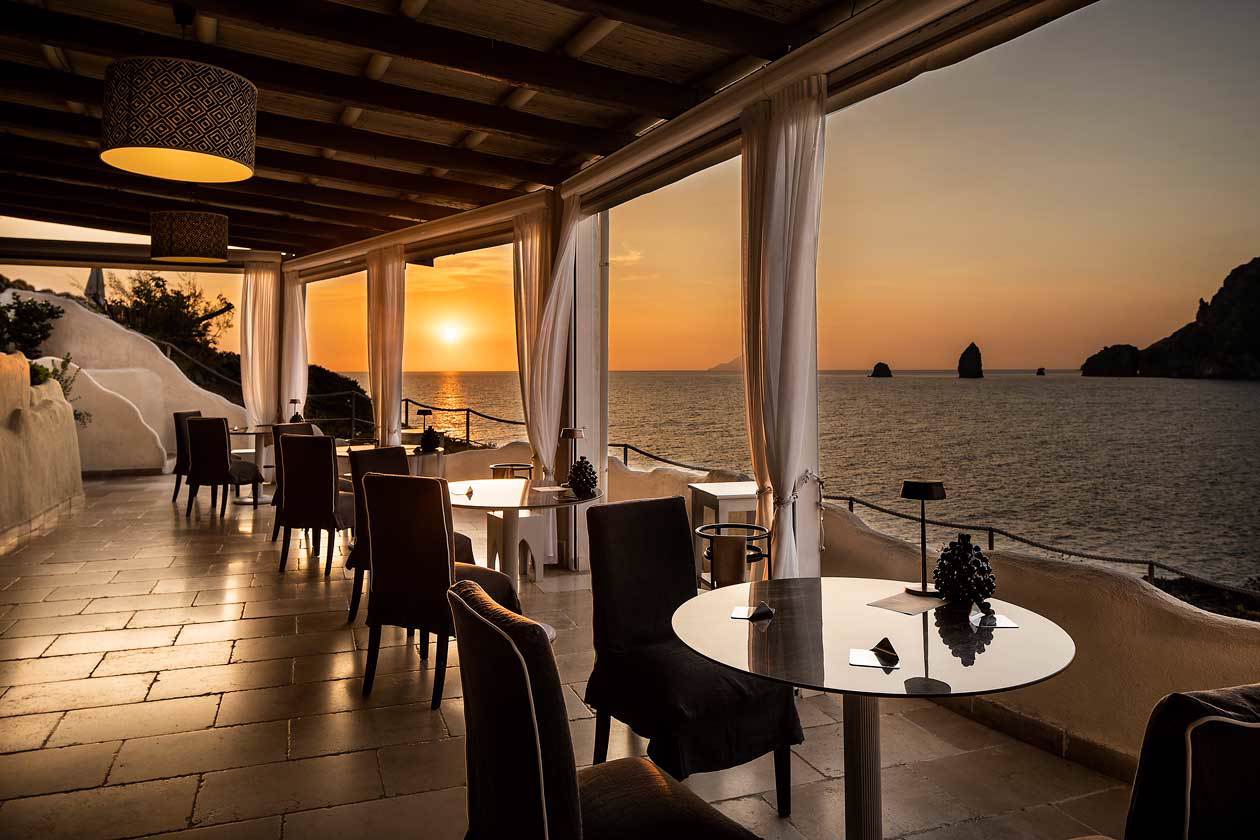 Therasia Resort Sea & Spa a Vulcano. Cappero Restaurant 1*Michelin