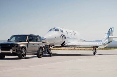 I veicoli Land Rover supportano il primo volo della Virgin Galactic