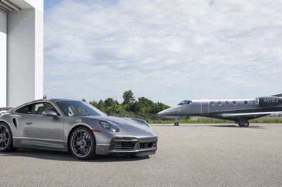 Porsche e Embraer presentano un'accoppiata vincente: un'auto sportiva e un jet
