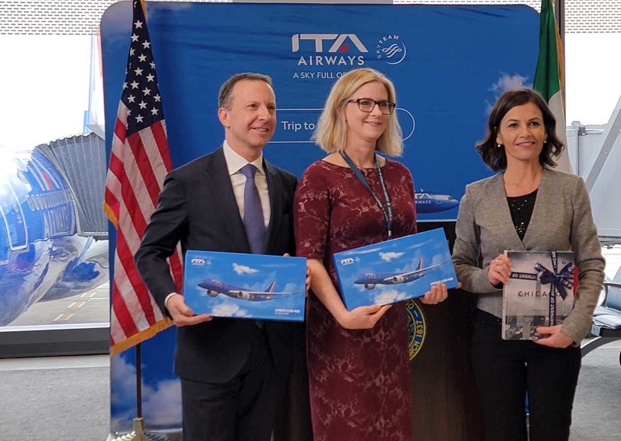 Da sinistra: Thomas Botzios, Consul General of Italy in Chicago, Amber Ritter, Managing Deputy Commissioner and Chief Commercial Officer for the Chicago Department of Aviation, Emiliana Limosani, ITA Airways Chief Commercial Officer and CEO Volare.