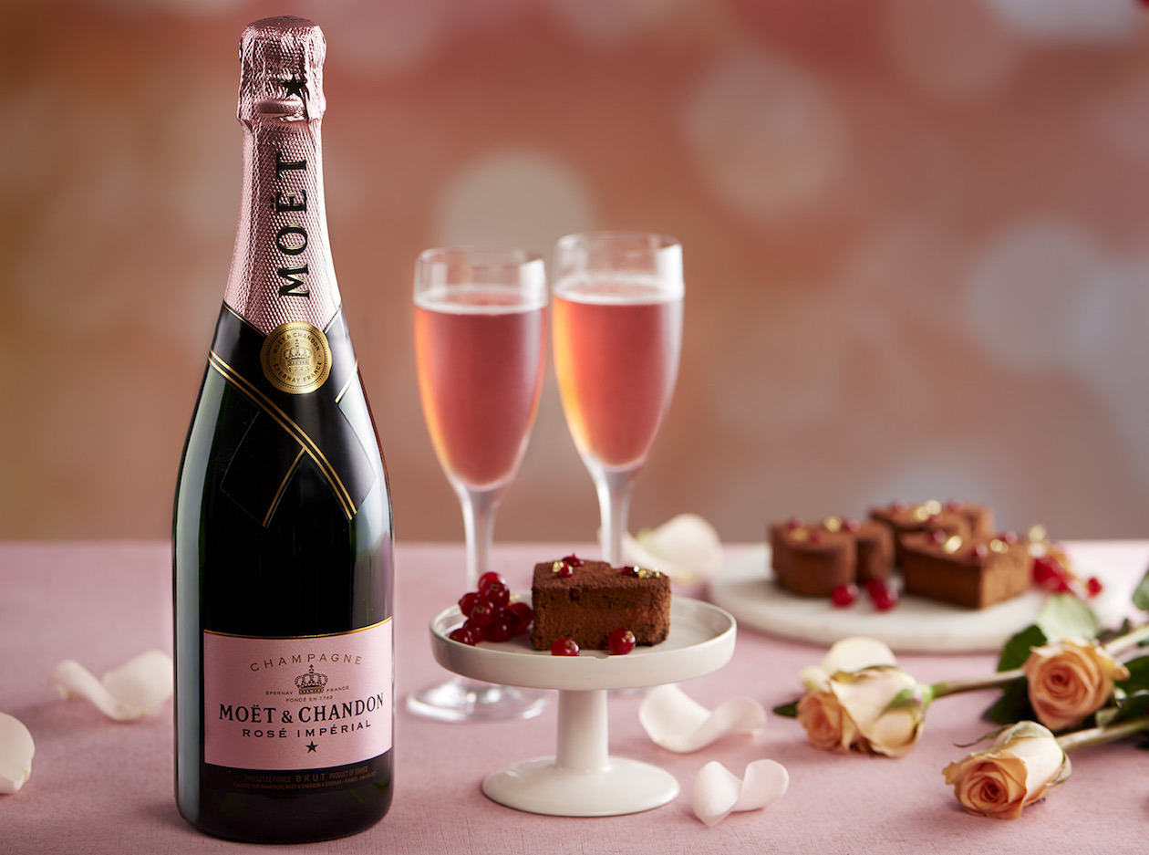Valentines Day, Lounge - champagne. Copyright © Emirates Airlines / The Emirates Group.