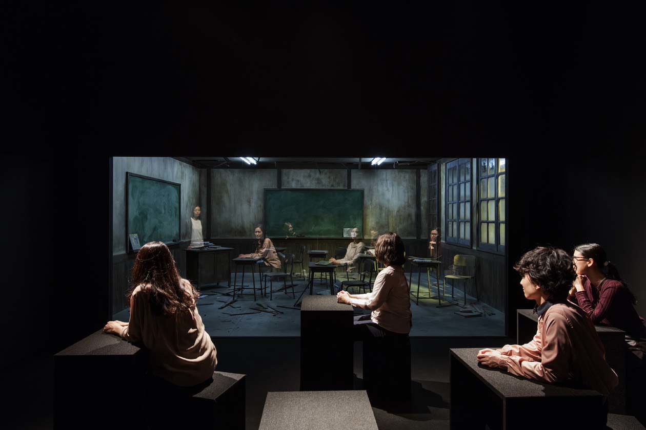 Leandro Erlich Classroom (2017) Two rooms of identical dimensions, wood, windows, desk, chairs, door, glass, lights, blackboard, school supplies and other classroom decorations, and black boxes Dimensions variable Kioku Keizo, Morti Art Museum