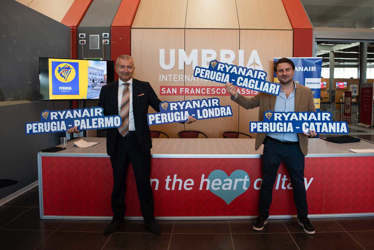 Da sinistra: Umberto Solimeno, Direttore Generale dell’aeroporto dell’Umbria, Mauro Bolla, Head of Communication Ryanair per Italia, Albania, Cipro, Grecia e Romania.