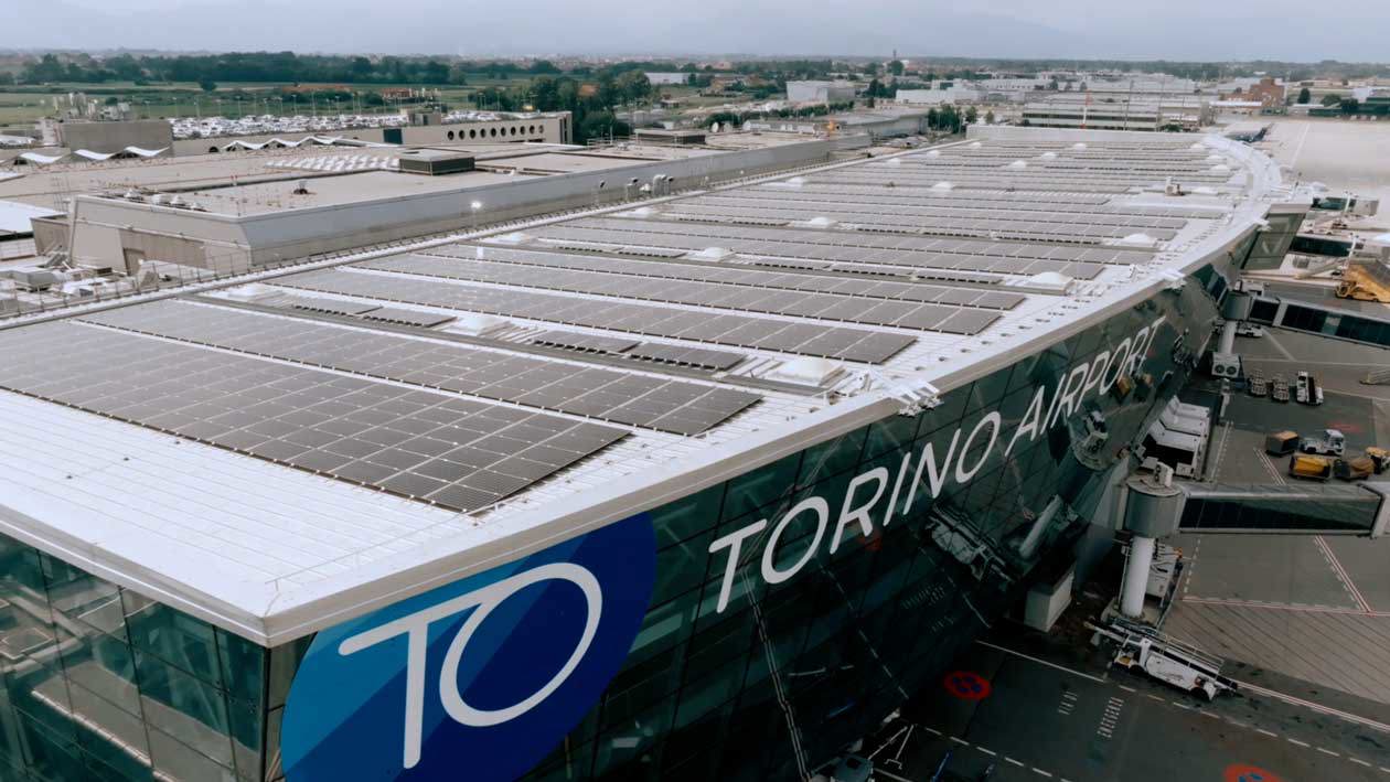Impianto fotovoltaico sul tetto dell'aeroporto di Torino. Copyright © Aeroporto di Torino.