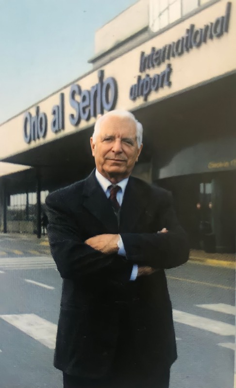 Ilario Testa Presidente Sacbo all'ingresso dell'aeroporto di Orio al Serio. Foto: Copyright © Avion Tourism Magazine.