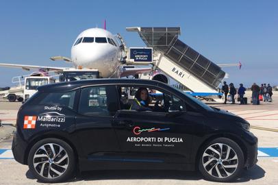 Auto elettriche sul piazzale dell'Aeroporto di Bari