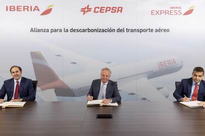 Alleanza tra Iberia e Cepsa per decarbonizzare il trasporto aereo