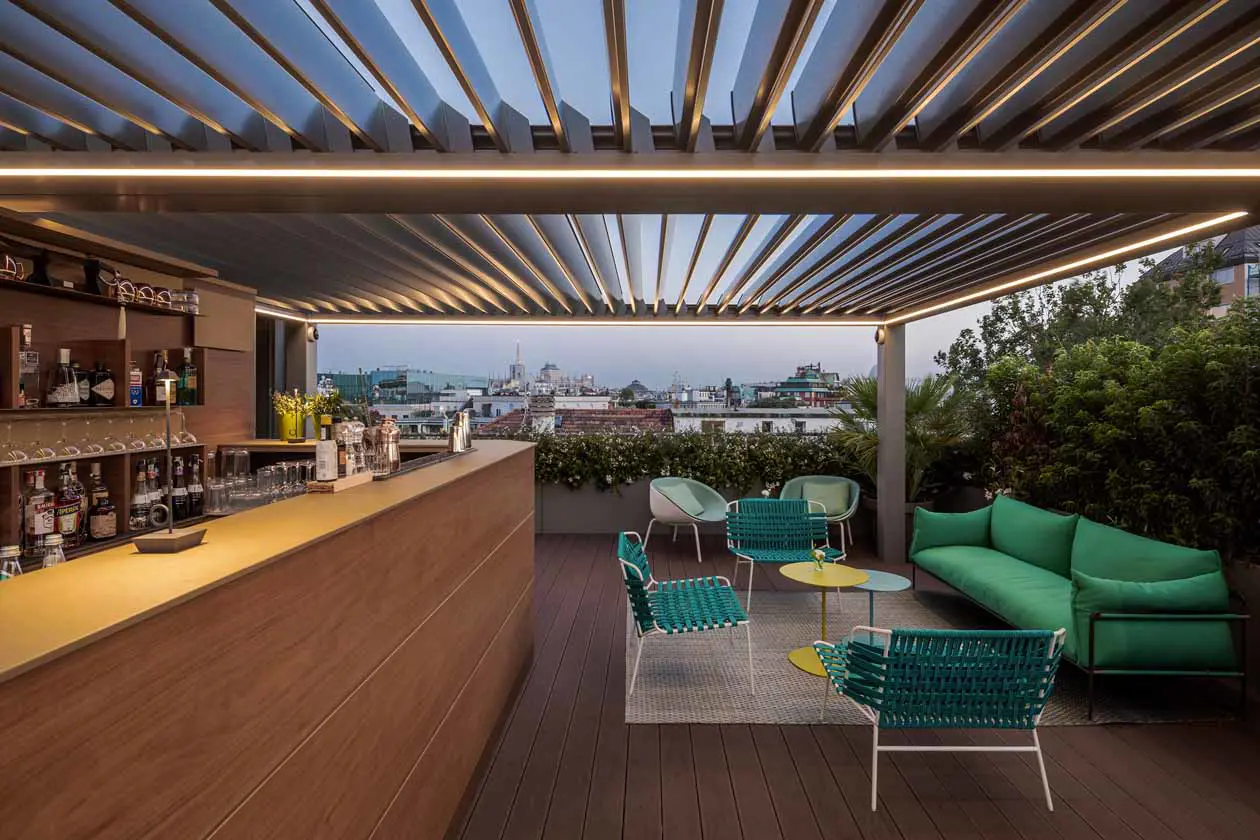 Il Rooftop by Sadler di Casa Baglioni Milan con arredamento di Paola Lenti. Foto: Copyright © DiegoDePol