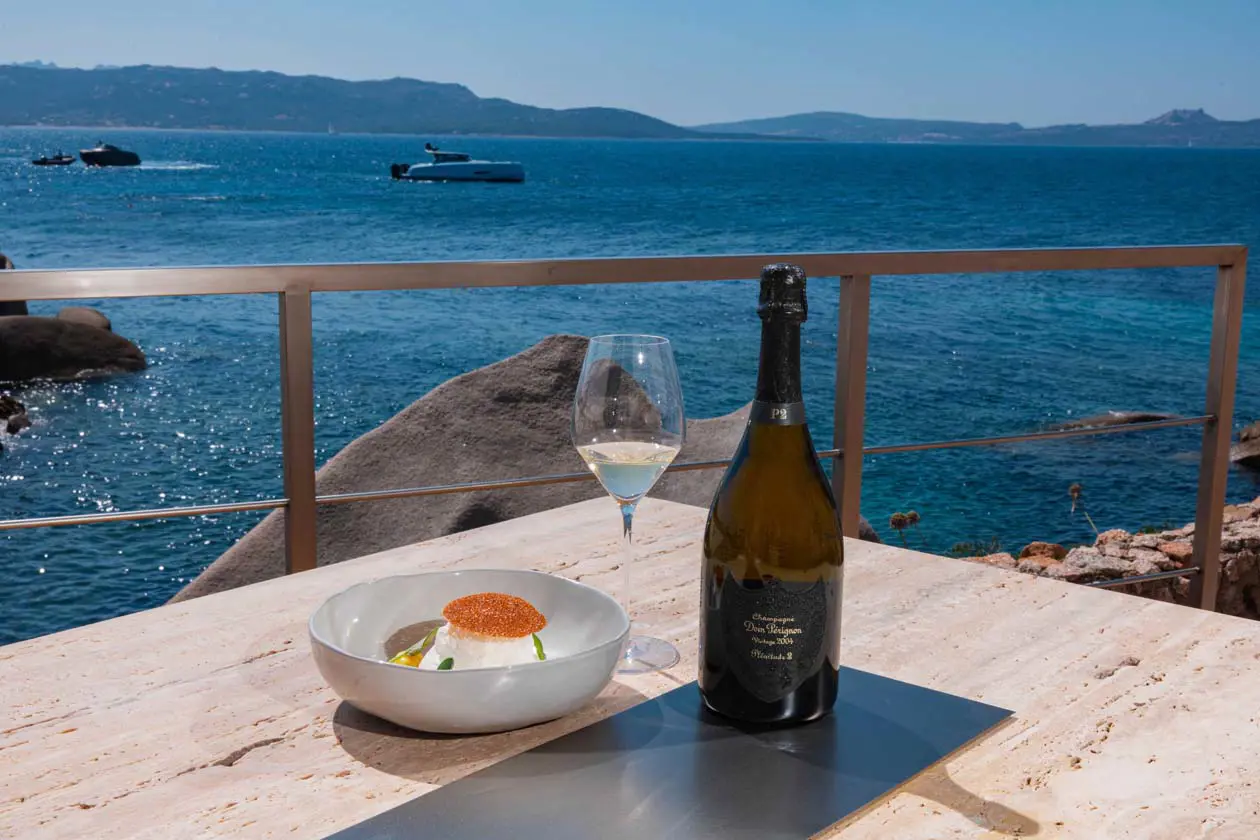 Prestige Table Dom Pérignon al Phi Beach, Baja Sardinia, Costa Smeralda Copyright © Dom Pérignon / Phi Beach