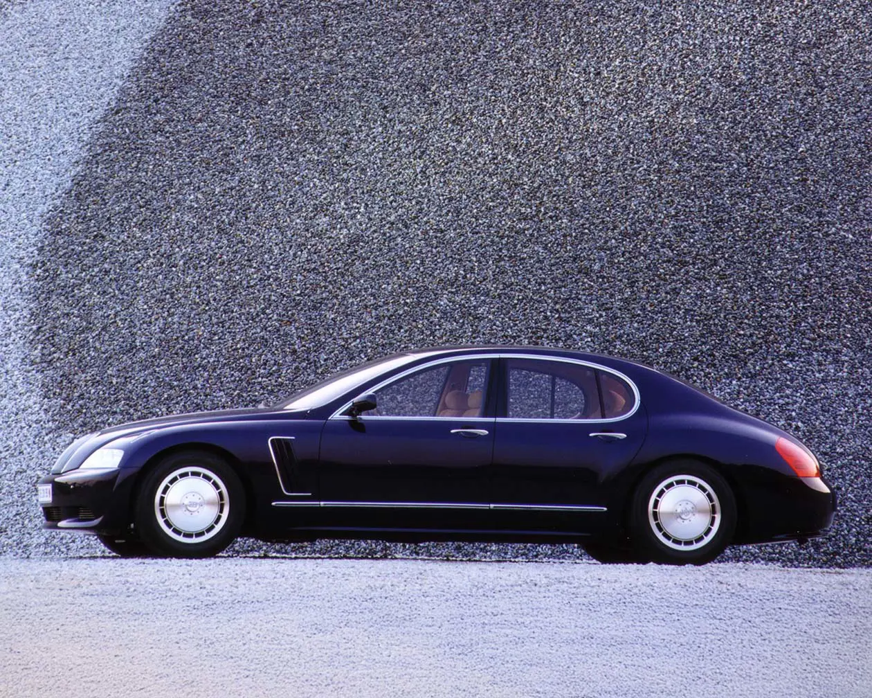 Nel 1999, Bugatti presentò la EB 218, uno dei pochi concept a quattro porte mai progettati dal marchio. Copyright © Bugatti
