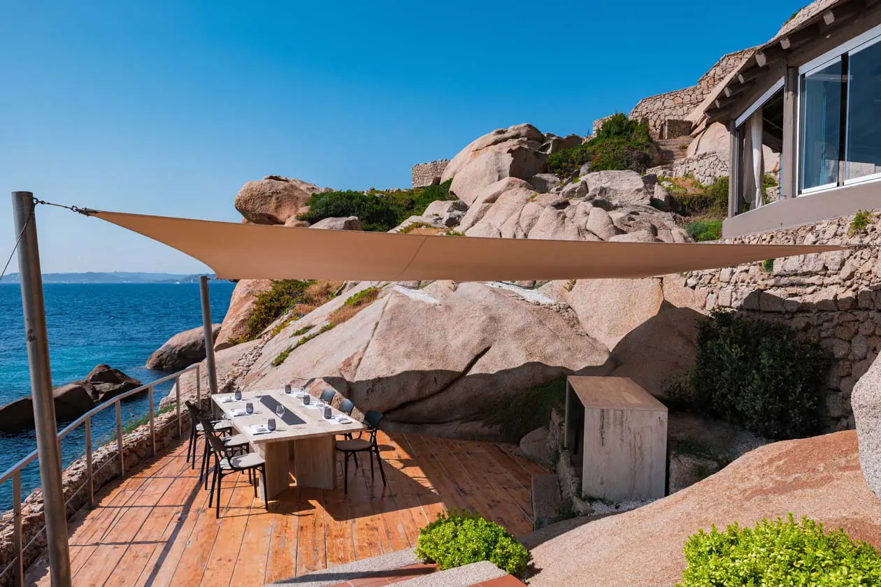 Prestige Table Dom Pérignon al Phi Beach, Baja Sardinia, Costa Smeralda Copyright © Dom Pérignon / Phi Beach