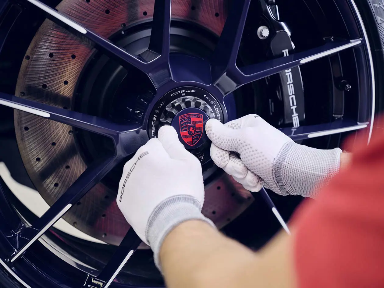 Coprimozzo in colore Blusogno con scudetto Porsche dipinto di rosso, colore simbolo di Ferragamo Copyright © Dr. Ing. h.c. F. Porsche AG
