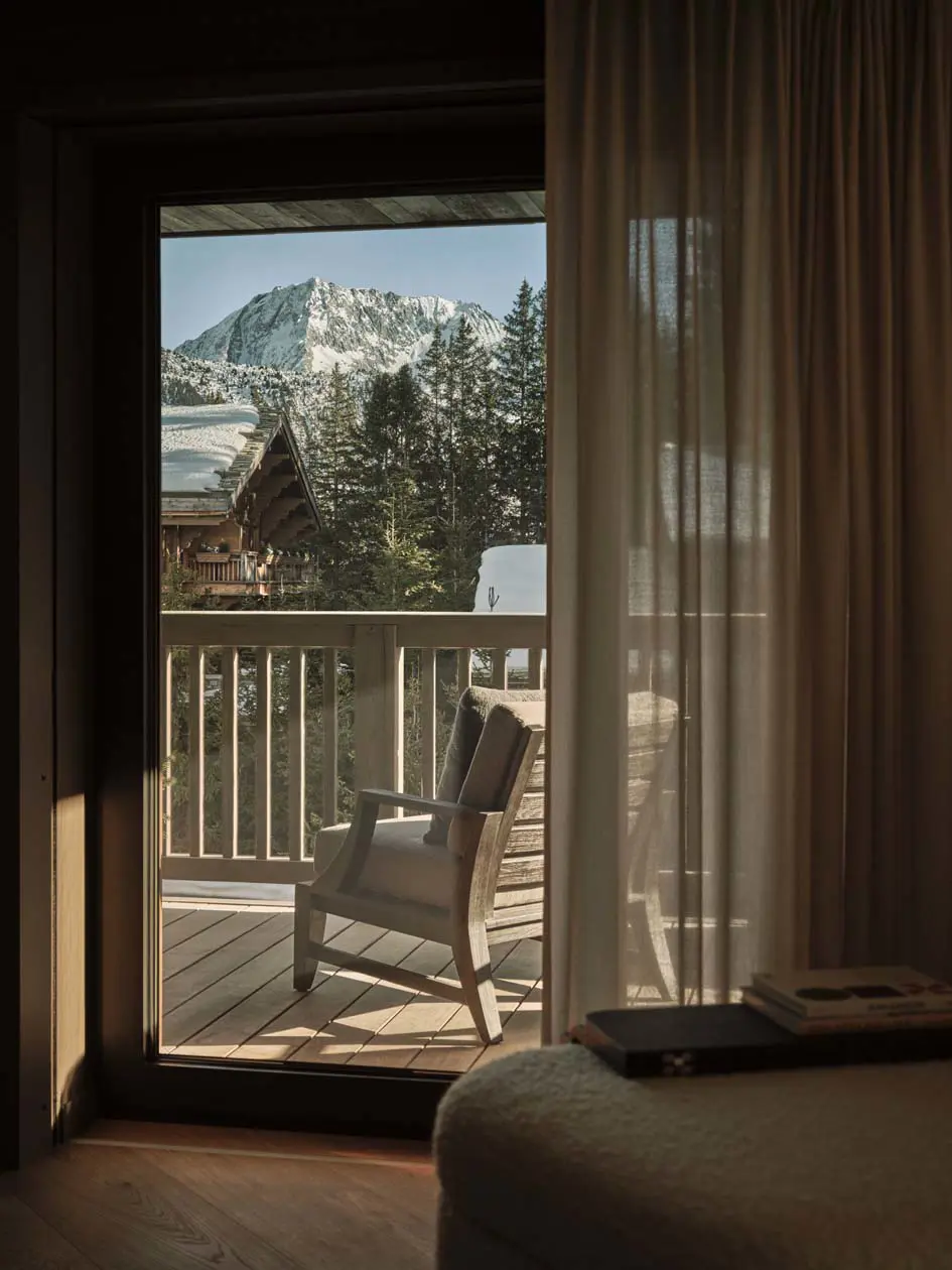 Rosewood Courchevel Le Jardin Alpin_Seated Terrace Foto © Ben Anders