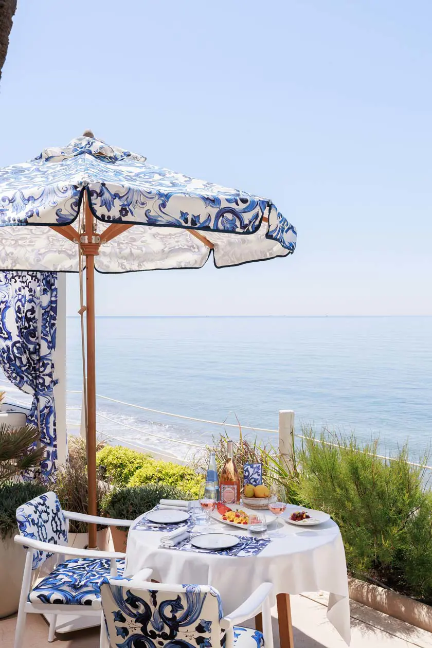 DG Resort 2025, beach club La Cabane nel resort Los Monteros a Marbella, Costa del Sol, Spagna Copyright © Dolce&Gabbana