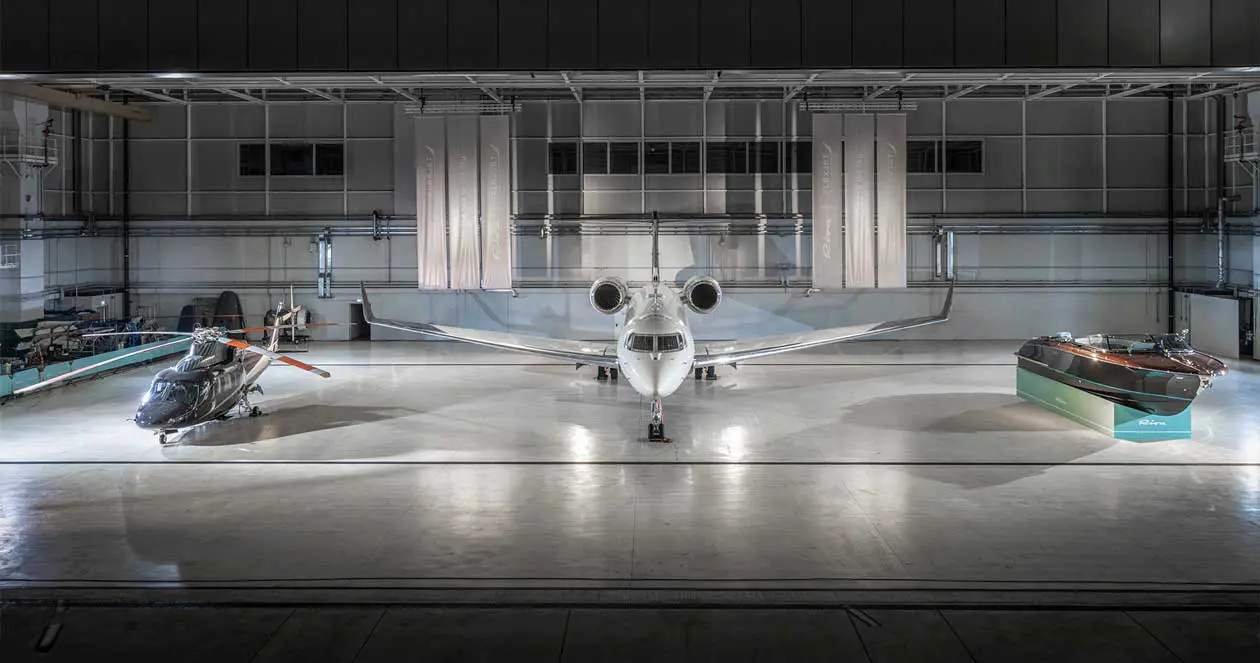 Milano Prime Linate, esposizione statica del Gulfstream G650 di Flexjet, dell'elicottero Sikorsky S-76 e di un motoryacht Riva, l'Aquariva Special. Copyright © Riva Yacht