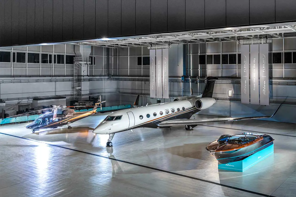 Milano Prime Linate, esposizione statica del Gulfstream G650 di Flexjet, dell'elicottero Sikorsky S-76 e di un motoryacht Riva, l'Aquariva Special. Copyright © Riva Yacht