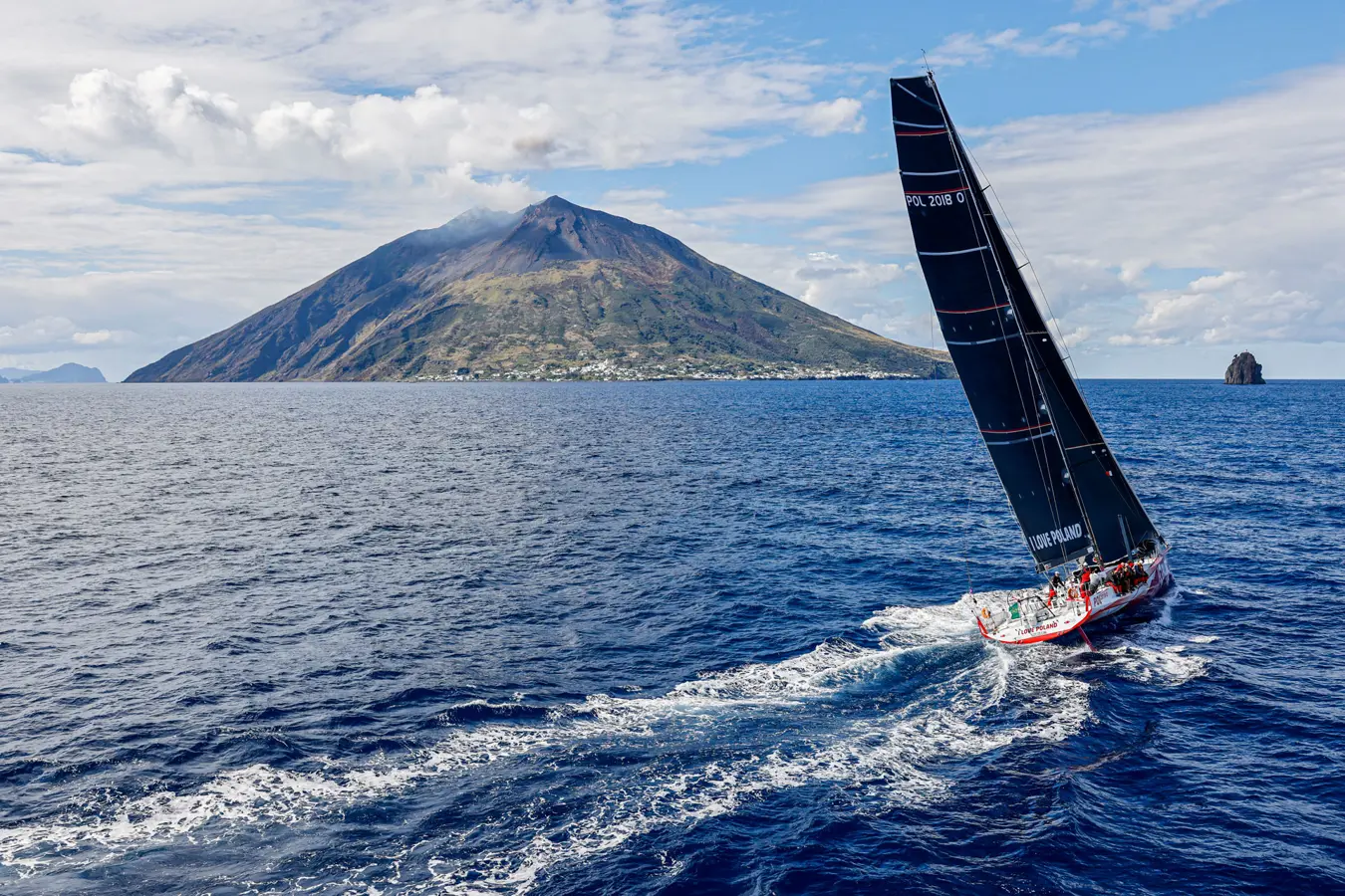 Sea racing. Rolex Middle Sea Race. Borlenghi. A Boat in the Middle of the Sea. Морское равновесие Апекс.