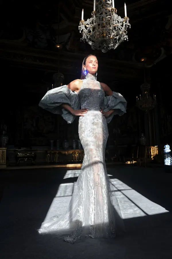 Ziad Nakad, Collection Couture printemps été Spring Summer 2021. PFW Photo Greg Alexander © Méphistophélès Productions.