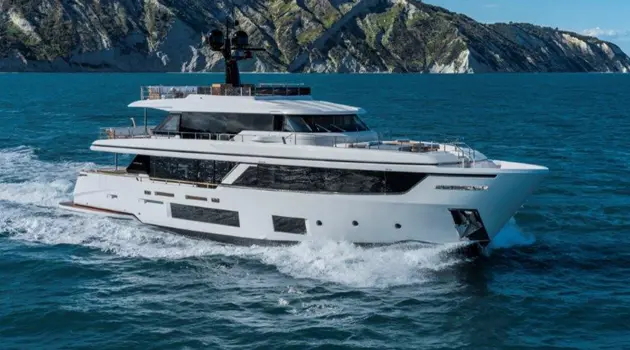 Custom Line presents the new Navetta 30: "the Art of Movement"