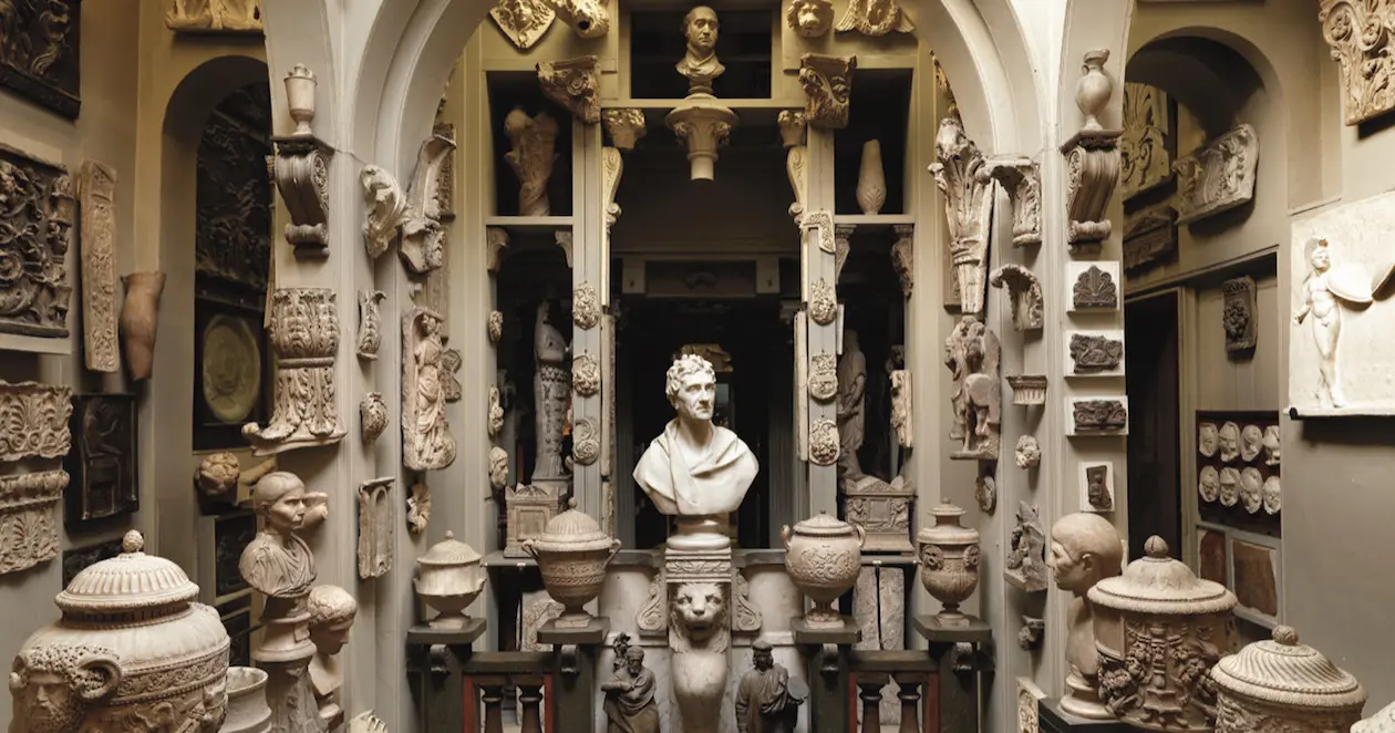 Due sale della casa di John Soane (1753-1837), architetto e collezionista inglese. Soane aveva progettato questa residenza al n. 13 di Lincoln’s Inn Field a Londra, riunendo al suo interno una straordinaria collezione d’arte. Copyright © Franco Maria Ricci Editore