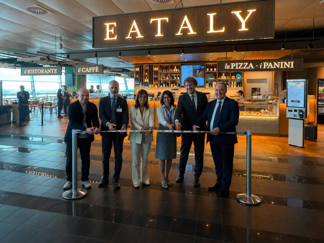 Da sinistra: Simone Tosato, Global Head of Franchising di Eataly; Massimiliano Santoro, CEO Italy di Avolta; Roberta Neri, Presidente di Torino Airport; Francesca Soncini, Direttrice Commerciale Extra-Aviation, Comunicazione e Sostenibilità di Torino Airport; Andrea Andorno, Amministratore Delegato di Torino Airport; Paolo Chiavarino, Assessore al Commercio della Città di Torino. foto: Copyright&nbsp;© Aeroporto di Torino