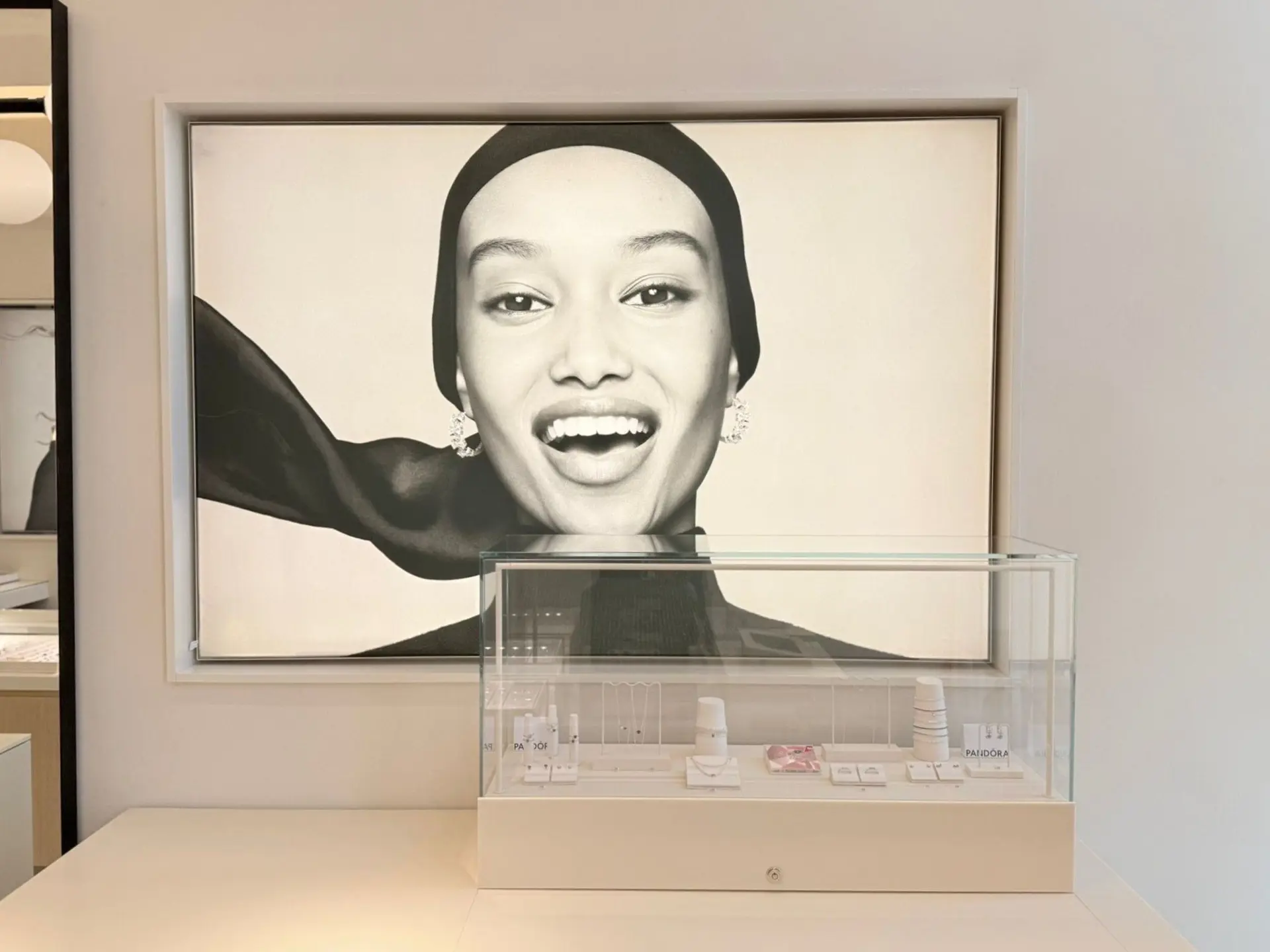 Pandora all'aeroporto di Napoli Capodichino: Copyright © Ufficio stampa Lagardère Travel Retail