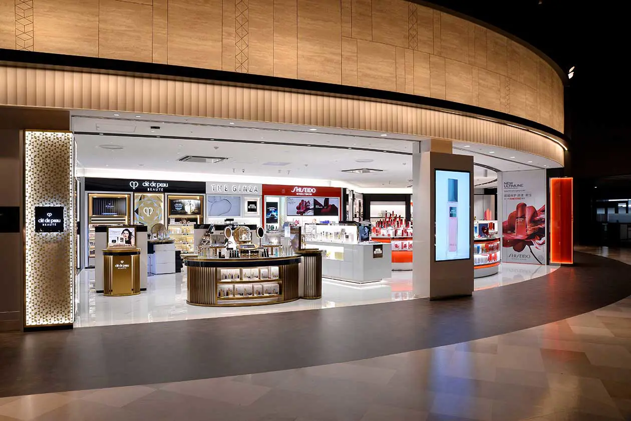 Corner Shiseido nei duty‑free dell’Aeroporto Internazionale di Fukuoka foto: Copyright ©  Ufficio stampa Shiseido 