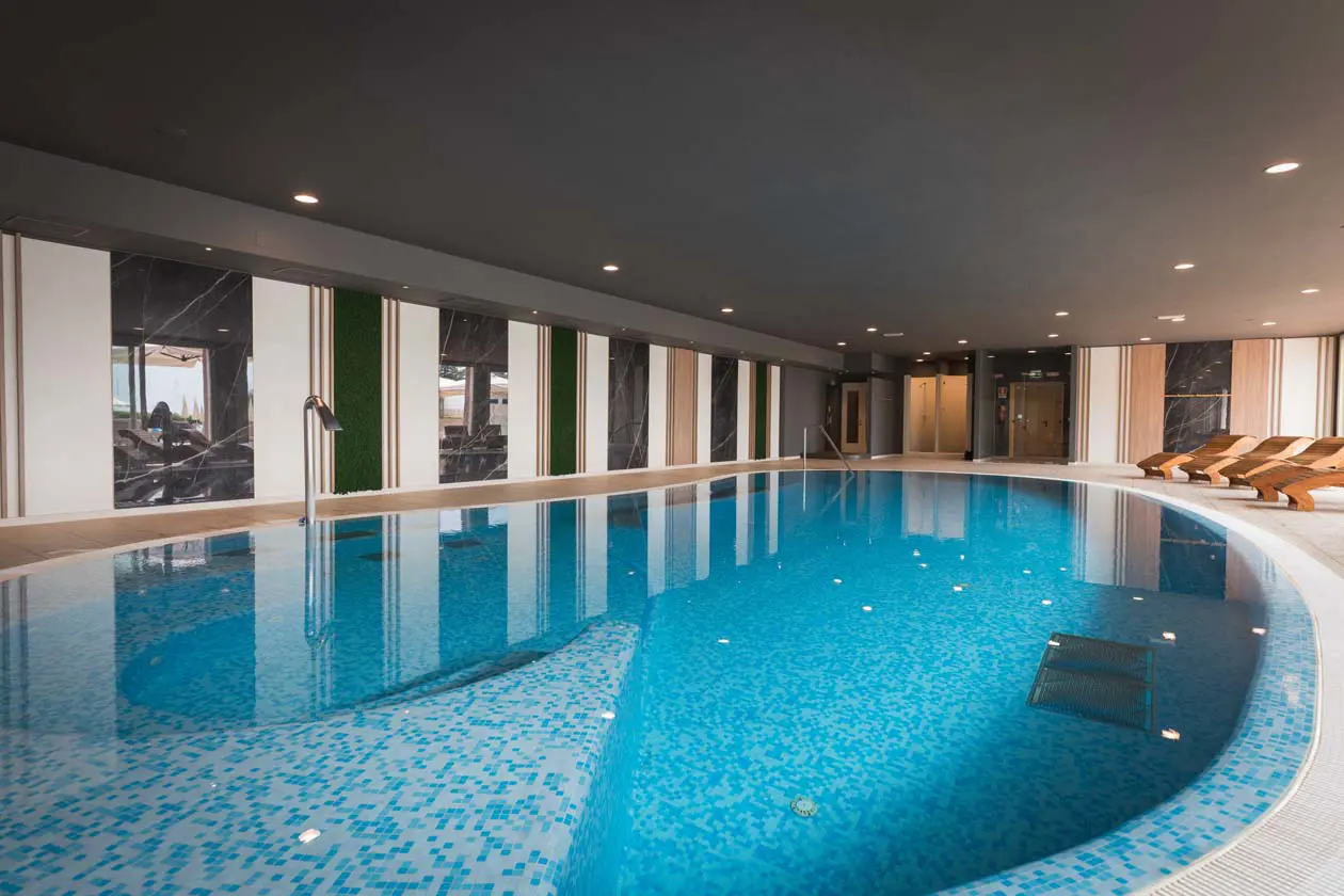 Boffenigo - The Golden Hour, piscina all'interno. Foto: Copyright © Ufficio Stampa Boffenigo - The Golden Hour
