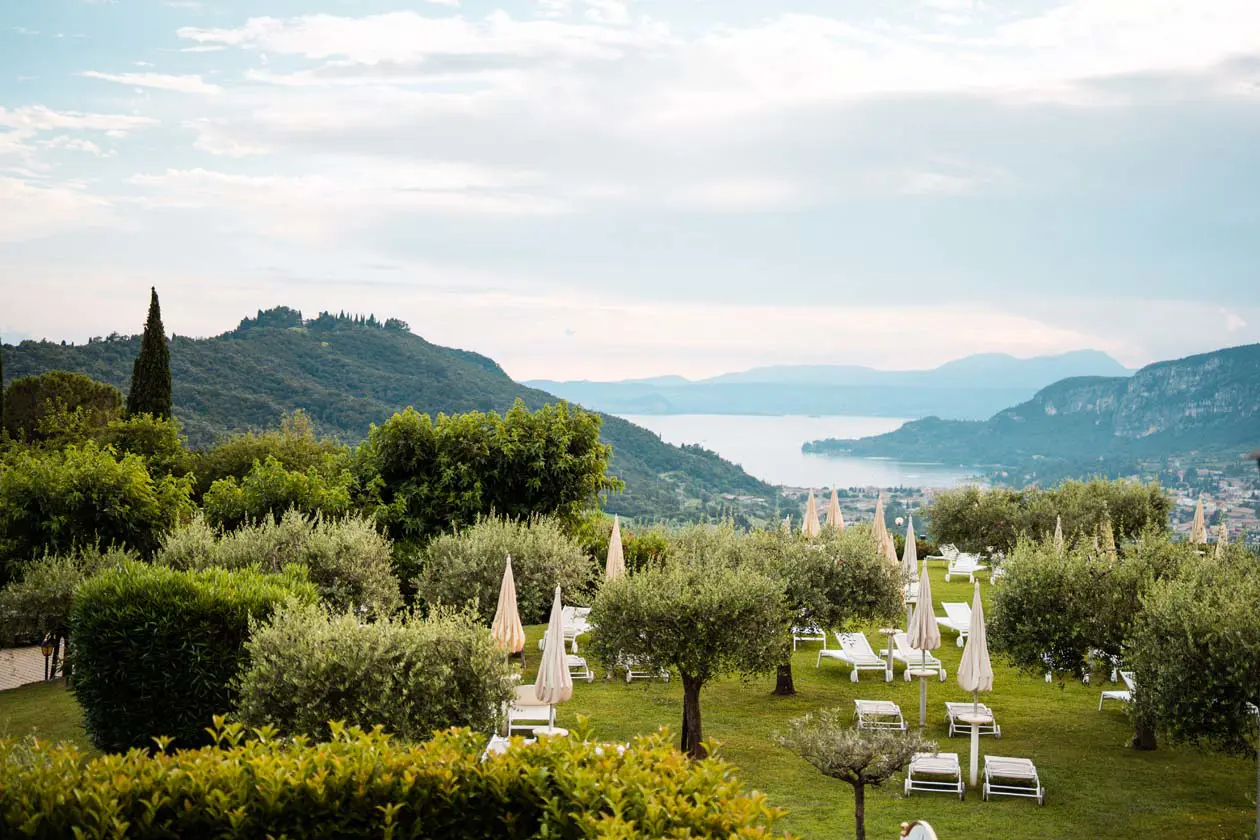 Boffenigo - The Golden Hour, immerso nelle colline di Costermano e con vista sul Lago di Garda. Foto: Copyright © Ufficio Stampa Boffenigo - The Golden Hour