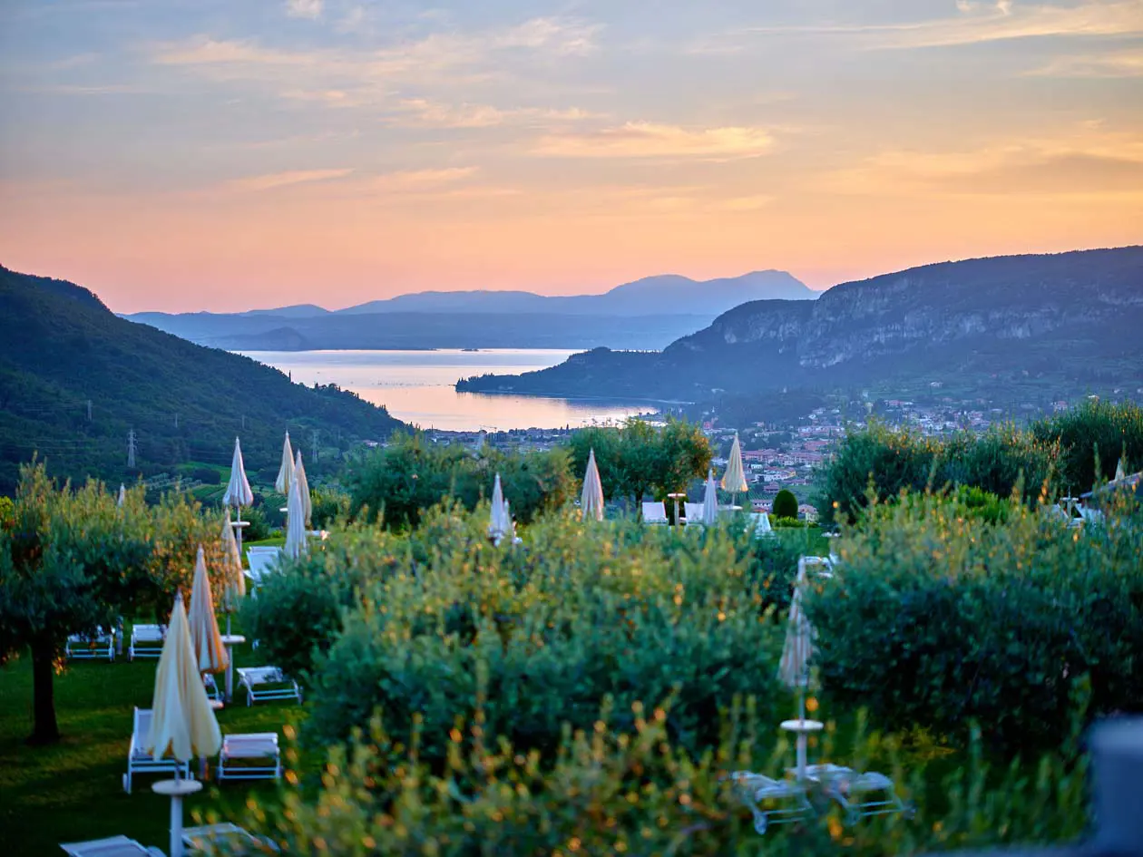 Boffenigo - The Golden Hour, immerso nelle colline di Costermano e con vista sul Lago di Garda. Foto: Copyright © Ufficio Stampa Boffenigo - The Golden Hour