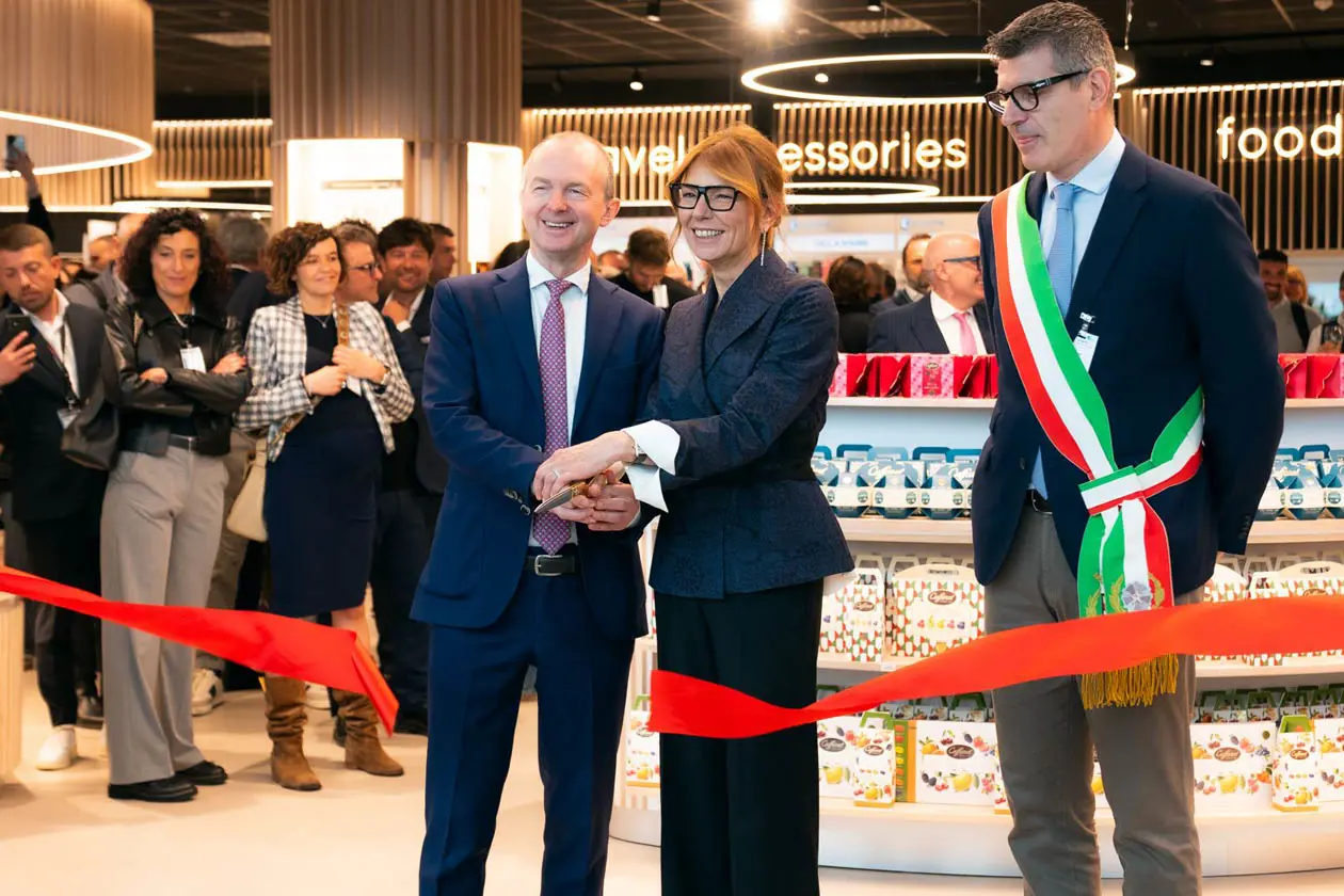 Inaugurazione del nuovo difstore di Milan Bergamo Airport con Giovanni Sanga (Presidente SACBO) Norma Mazzoleni (Consigliere delegato DIF SpA)                                                                                                            e Alessandro Colletta (Sindaco di Orio e delegato Provincia Bg). Foto: Copyright © Ufficio stampa difstore
