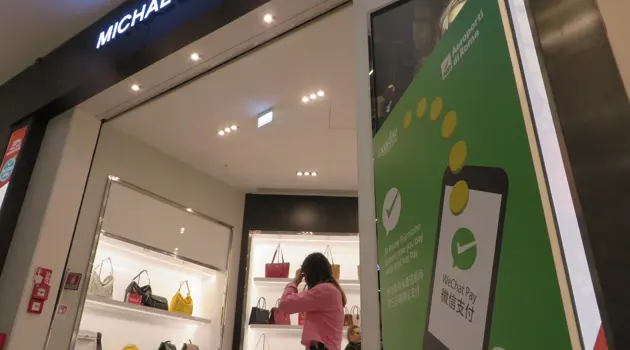 I passeggeri cinesi fanno shopping in aeroporto con Wechat Pay