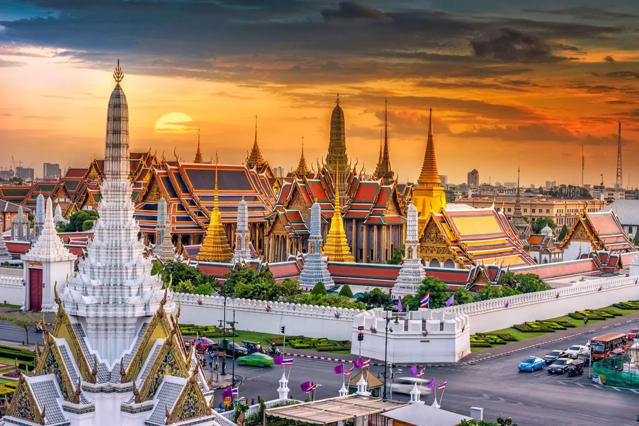 Bangkok: Copyright © Sisterscom.com / Shutterstock