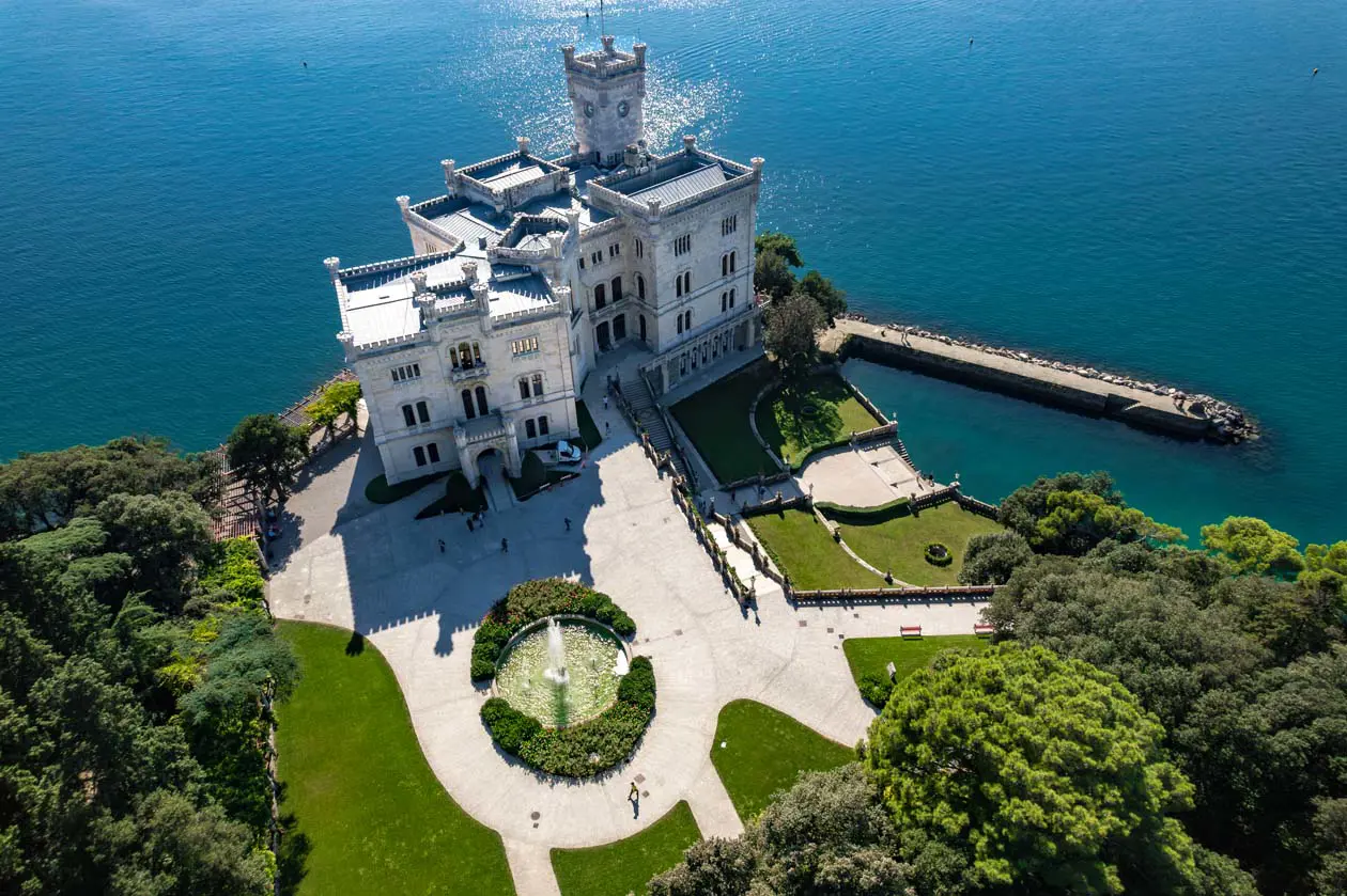 Castello di Miramare Foto: Copyright © Sisterscom.com | Depositphotos