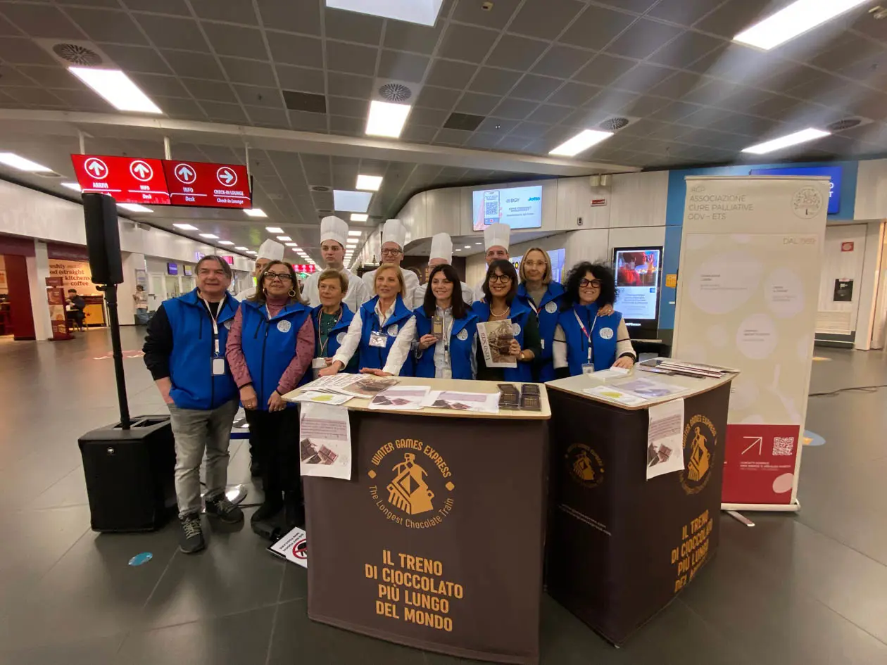 Volontari a BGY per la vendita solidale Foto Copyright © Avion Tourism Magazine