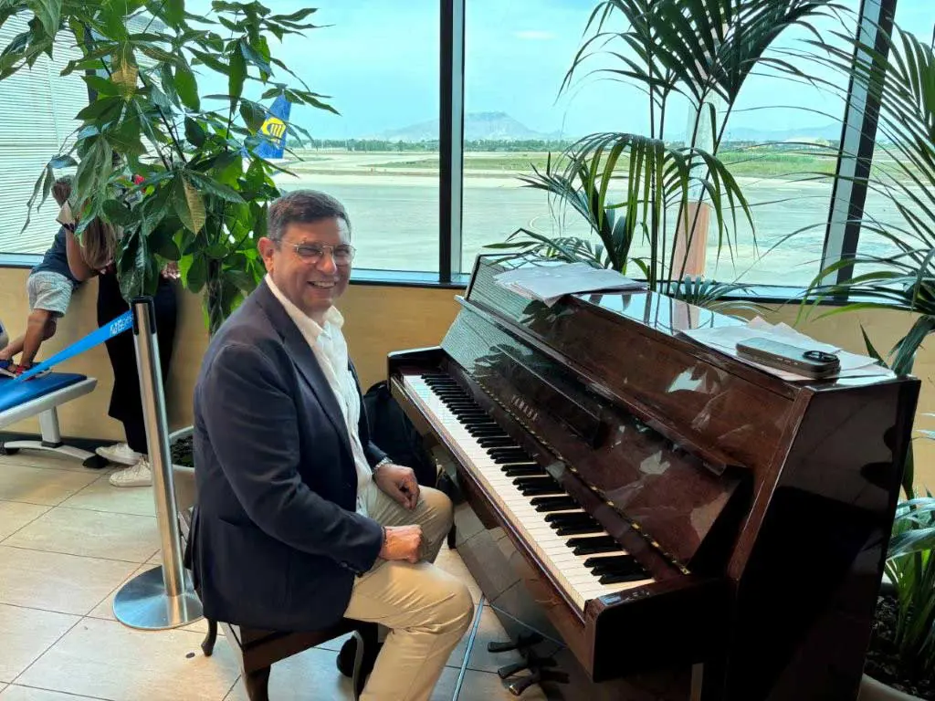 Il Presidente Salvatore Ombra e il pianoforte donato dall'associazione MeMa