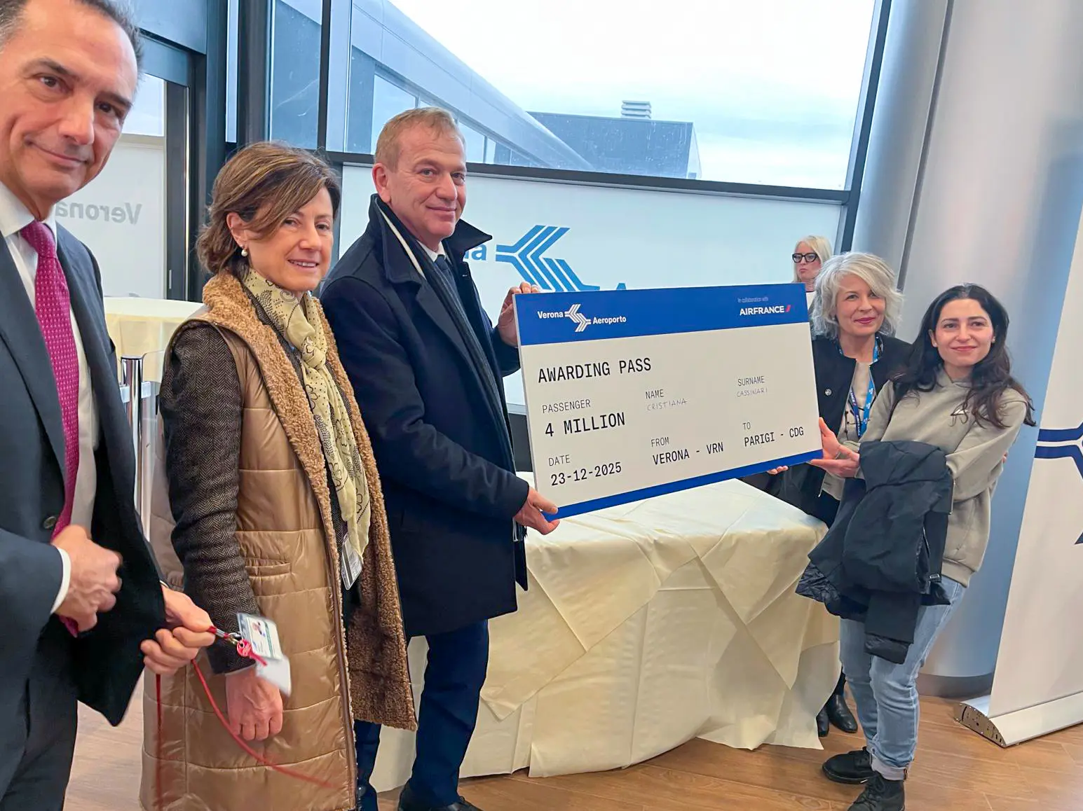Cristiana Cassinari (prima da dx) riceve un awarding pass da (a partire da sx): Camillo Bozzolo, Direttore Sviluppo Aviation del Gruppo SAVE; Alessandra Bonetti, Amministratore Delegato, e Paolo Arena, presidente Aeroporto Valerio Catullo di Verona Villafranca S.p.A. (Catullo S.p.A.); Francesca Causin, caposcalo Air France. Foto ©&nbsp;Ufficio Stampa Gruppo SAVE / Catullo S.p.A.