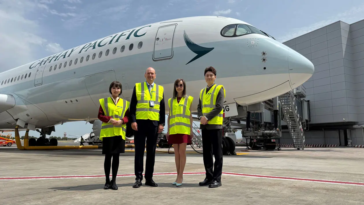 Cathay Pacific at Fiumicino. Ivan Bassato, Chief Aviation Officer of Aeroporti di Roma and Lavinia Lau, Commercial Officer of Cathay Pacific, with crew Photo © Cathay Pacific / ADR