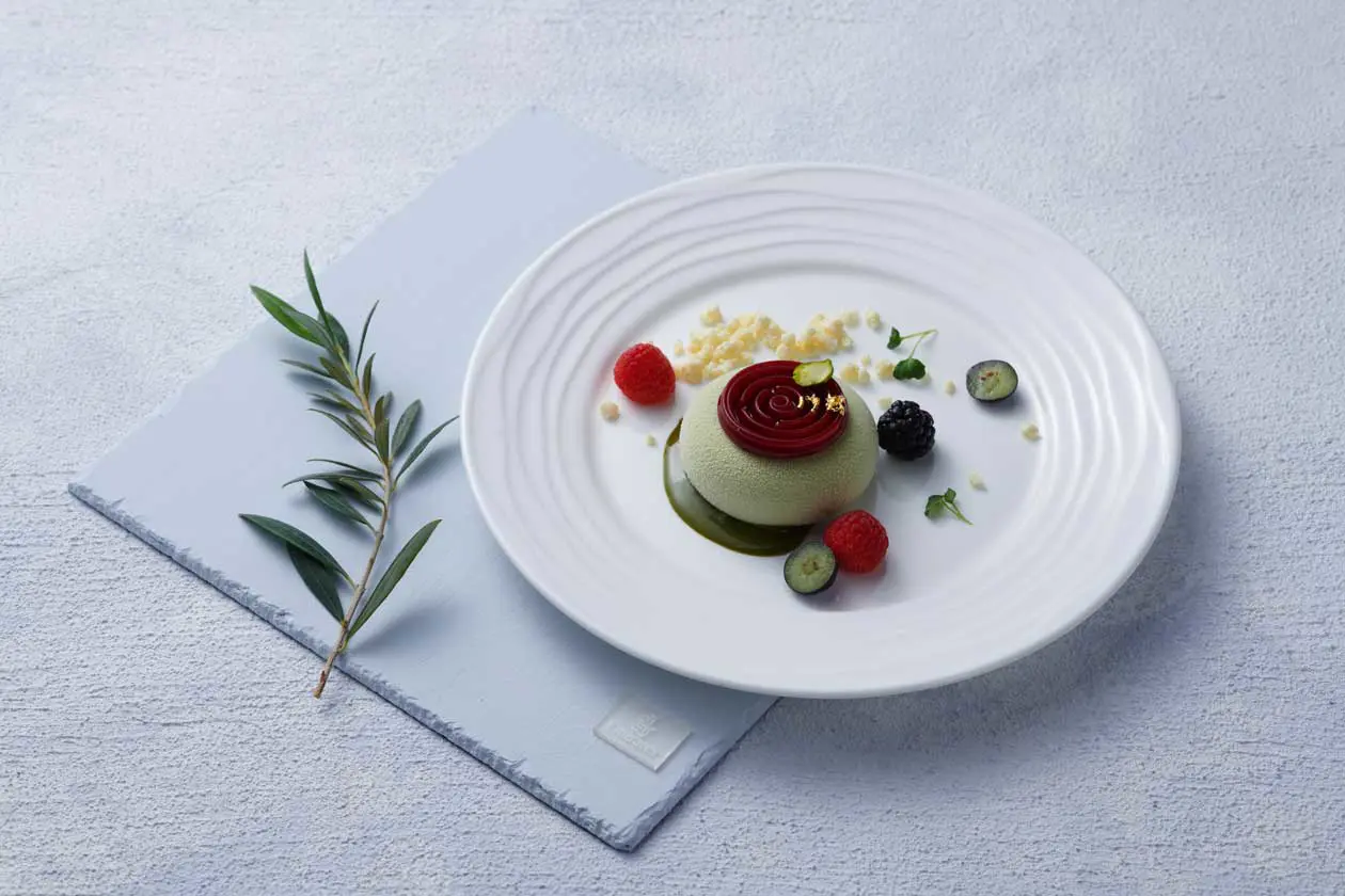 Cucina vegana di Emirates - Mousse al pistacchio e lampone Foto: Copyright © Emirates Airlines /&nbsp;The Emirates Group