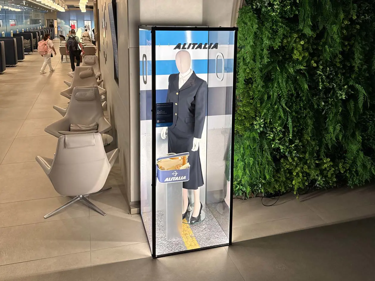 Le uniformi Alitalia in mostra nelle lounge di ITA Airways a Fiumicino (FCO) Foto: Copyright © Ufficio Stampa ITA Airways