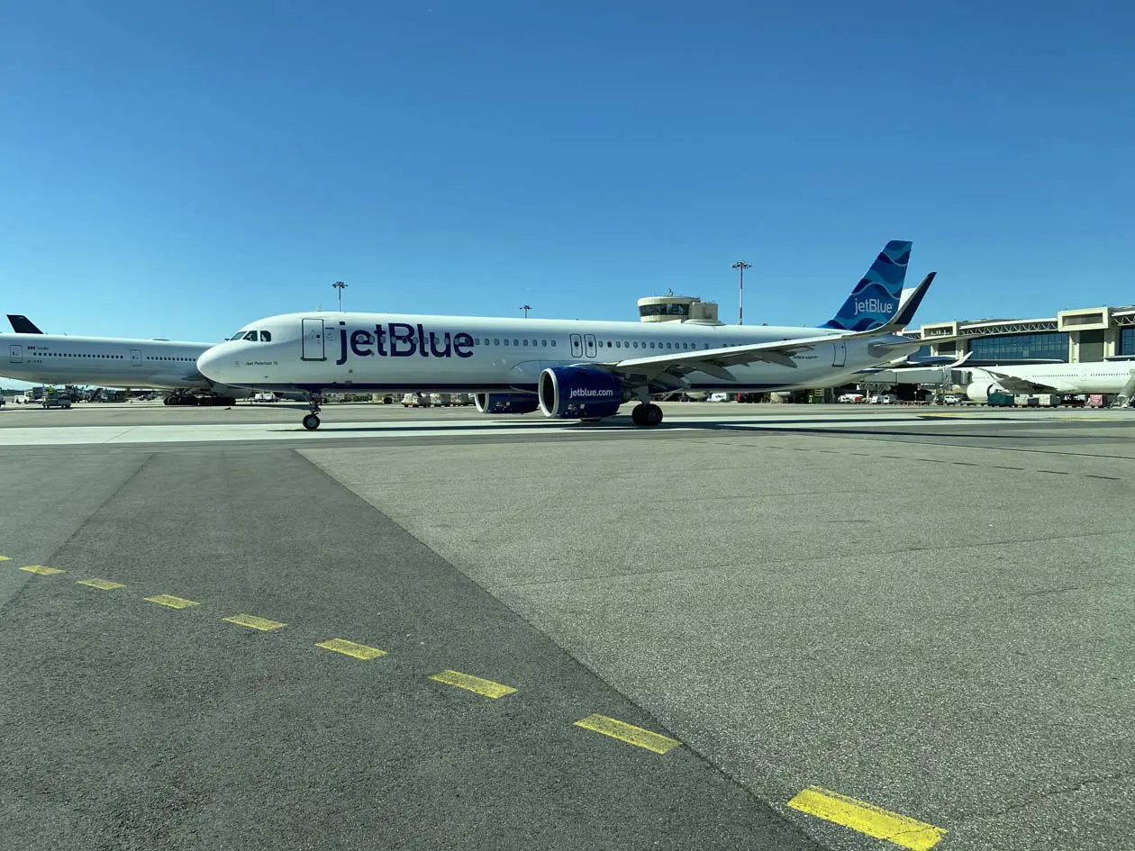 jetBlue sulla pista dell'Aeroporto di Milano Malpensa (MXP) Foto: Copyright © Sisterscom.com / Avion Tourism Magazine