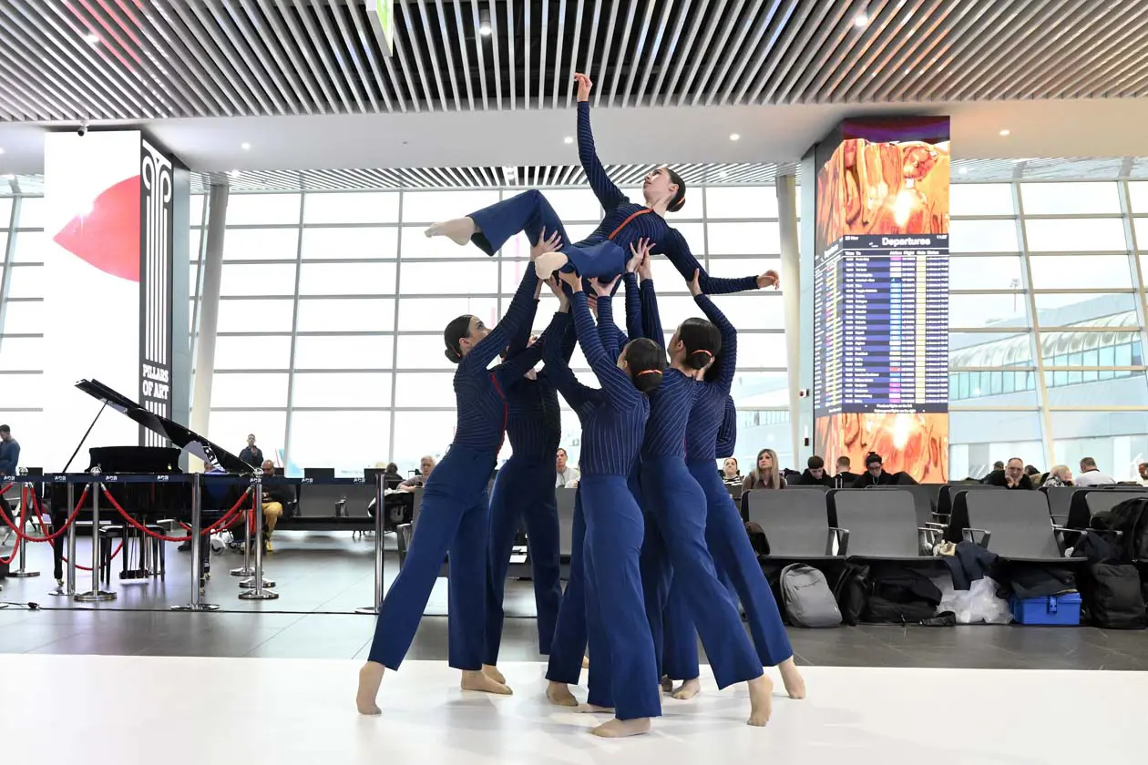 Performance “Voglio essere l’ultima” presso la “Piazza” del Terminal 1 Partenze dell'Aeroporto di Roma Fiumicino Foto: Copyright © ADR