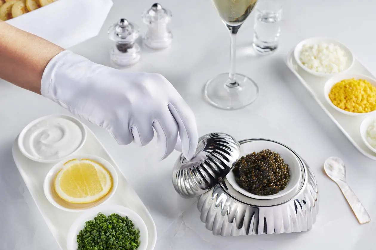 Emirates, Caviale in First Class Copyright © Emirates Airlines / The Emirates Group