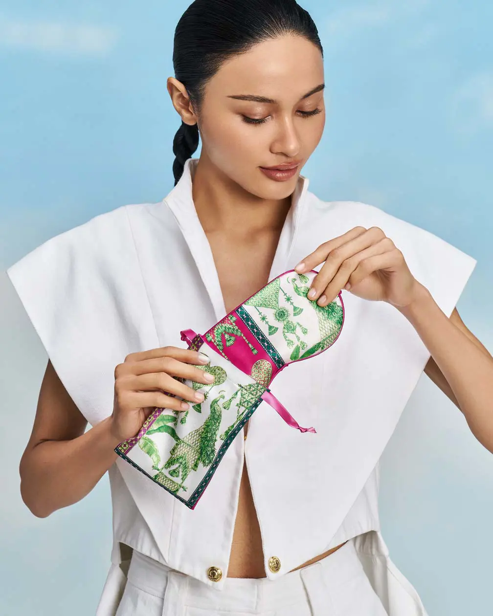Amenity Kit Thai Airways by Sirivannavari - First Class. Copyright © Sirivannavari Press