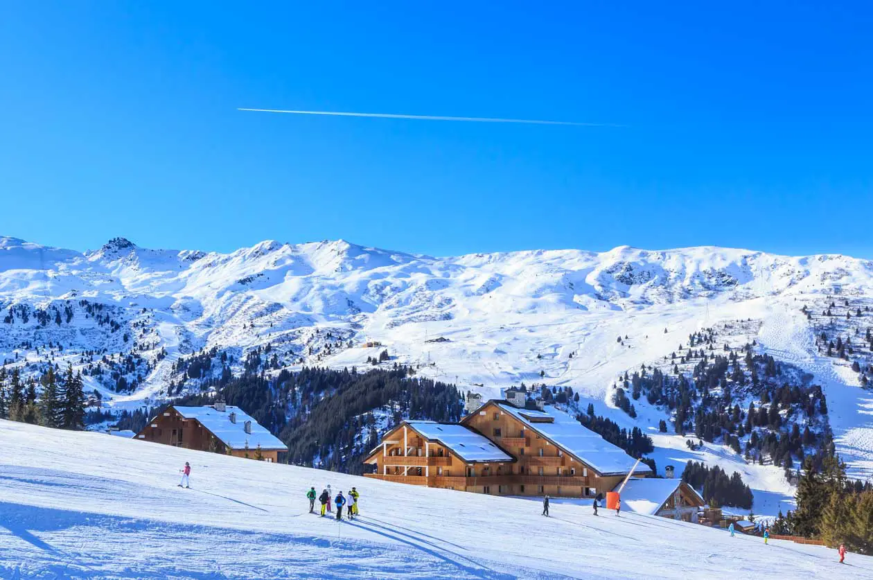 Meriber - Skiers on the slopes of the ski resort of Meriber Photo: Copyright © Sisterscom.com / Depositphotos