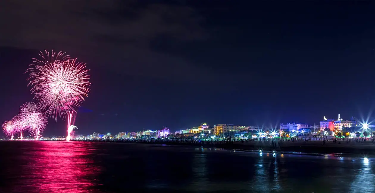 La notte rosa di Rimini. Foto: Copyright&nbsp;© sisterscom.com / Depositphotos