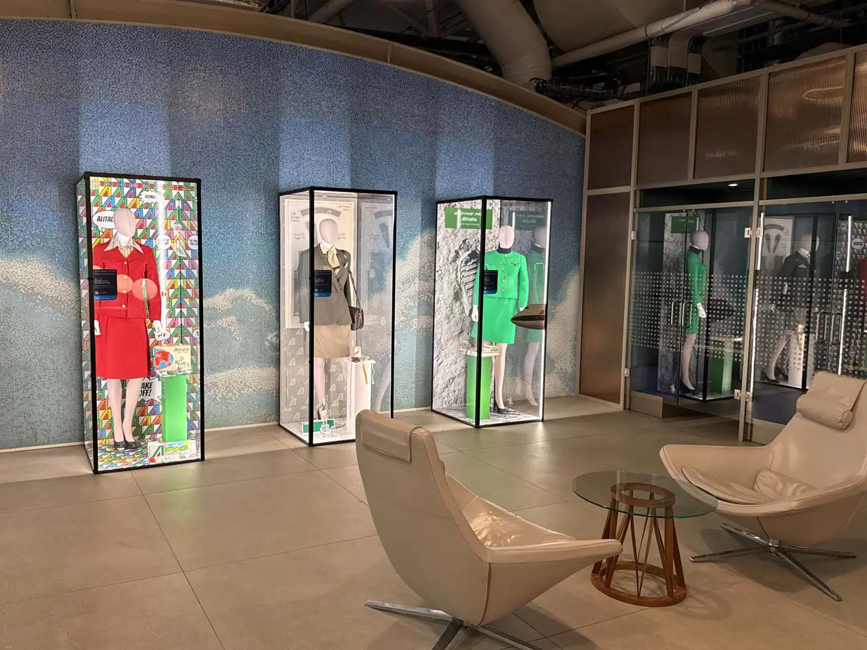 Le uniformi Alitalia in mostra nelle lounge di ITA Airways a Fiumicino (FCO) Foto: Copyright © Ufficio Stampa ITA Airways